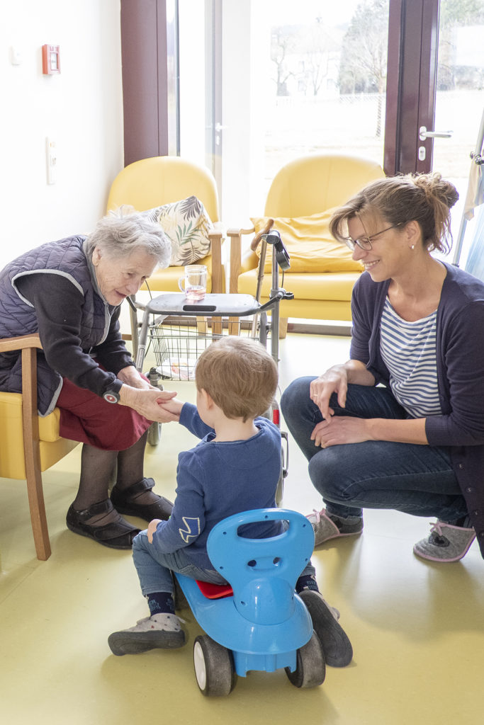 Bei der Betriebstagesmutterstätte im Pflegeheim ermöglicht die Tagesmutter den Kontakt zwischen Kleinkindern und älteren Menschen.