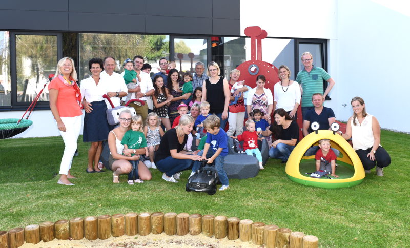 Das Gruppenfoto der Eröffnung der ersten Krabbelgruppe bei einem Betrieb, dem Planet Filli Future, bei der Firma Fill in Gurten.
