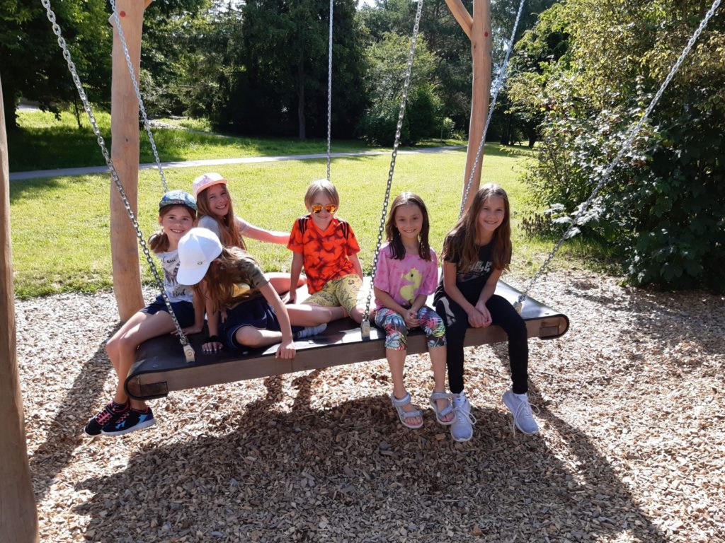 Die Kinder der Ferienbetreuung des Krankenhauses Ried geniessen die freie Zeit mit neuen Freunden im Park.
