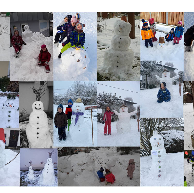 Tagesmütter bauen Schneemänner mit ihren Tageskindern.